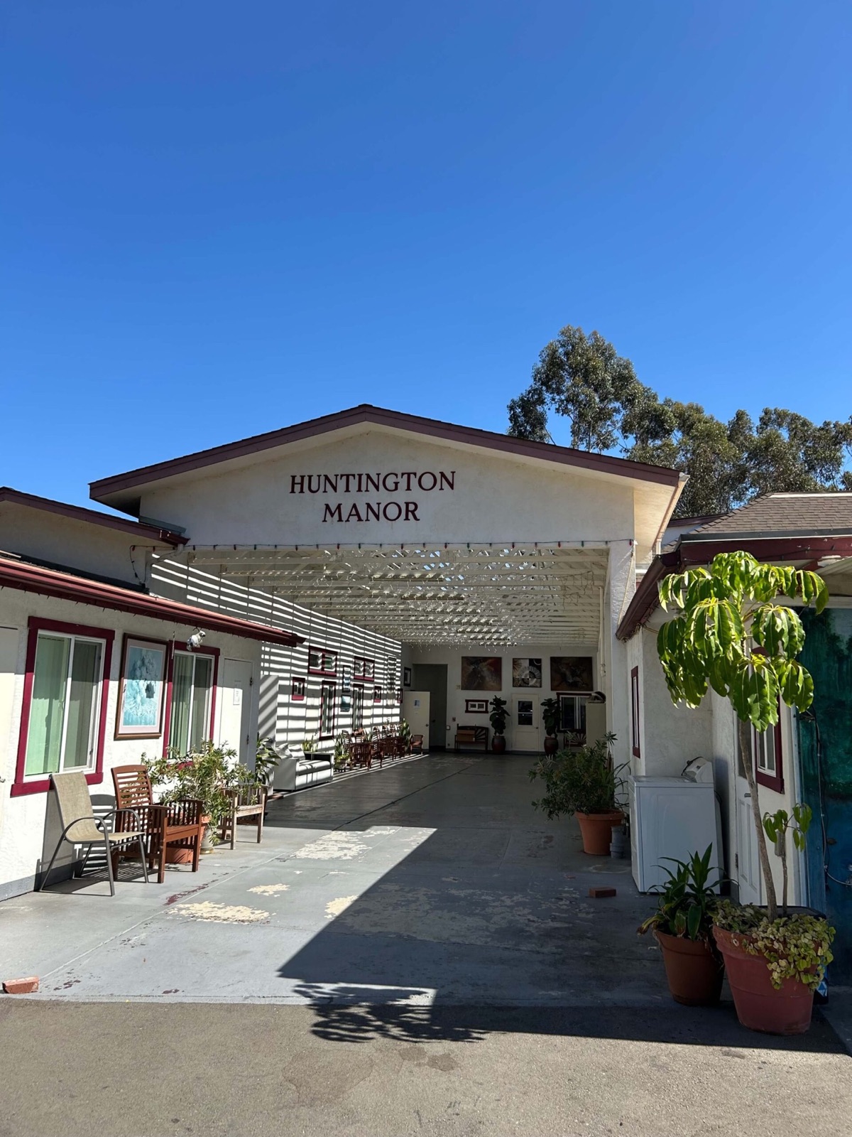 Huntington Manor community exterior
